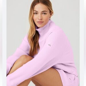 ALO Yoga - Weekend Escape Mockneck - Sugarplum
